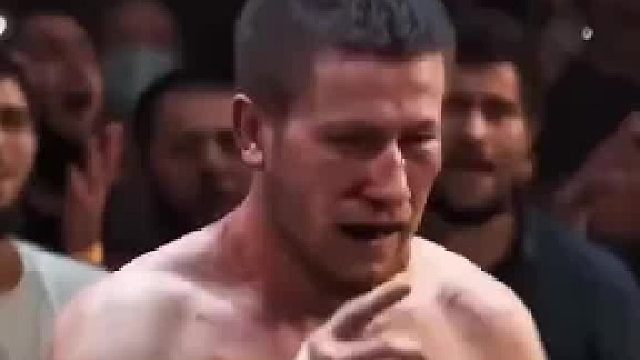 他嘲笑一个卑微的对手