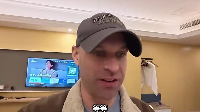 美国人第一次住中国酒店被呼叫，竟然是。。。 美国人第一次来中国住酒店，接到的第一个电话居然是机器人打的，整个好奇