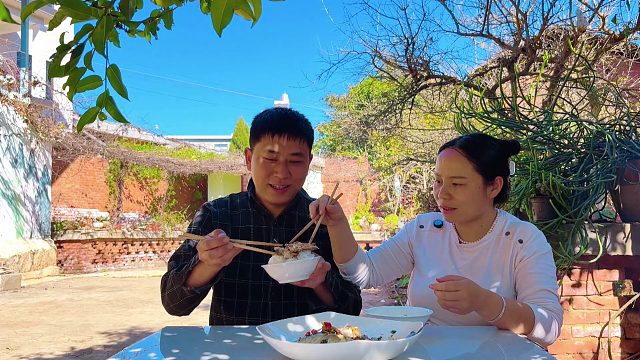 农村人吃饭不讲究，媳妇只做一道菜，看看夫妻俩吃的啥