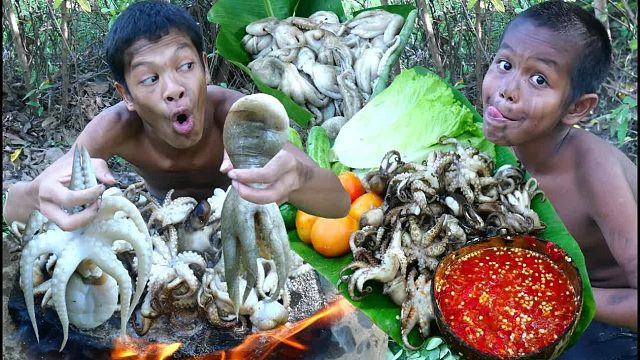 原始技术-章鱼在岩石上烹饪以供食用-饮食表演