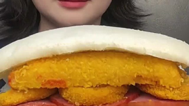 属于每个河南人的汉堡包辣椒酱夹馍油炸大鸡排童年大辣条蛋饼炸酱面麻辣土豆片拉丝热狗棒