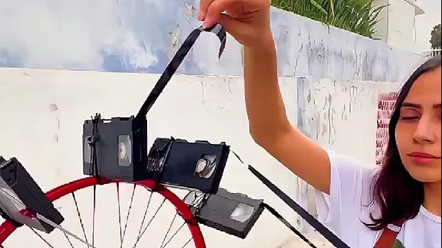 女子用老式磁带制作出一款精美的物件，真是太有创意了