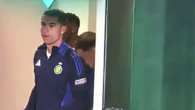 C罗的暖心一幕。C罗跟小粉丝击掌