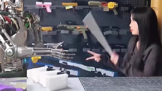 它要是拿它的左手这女的已经在医院了