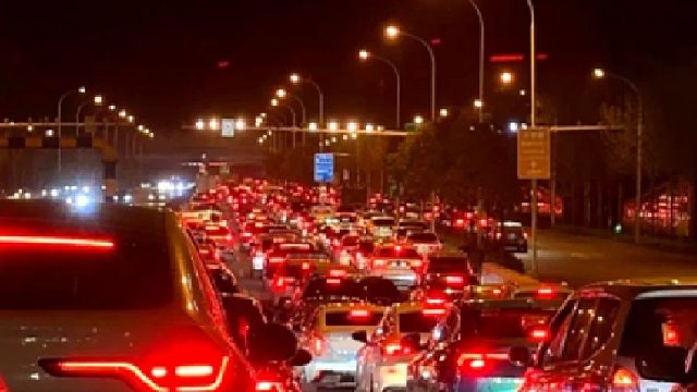 全国唯一一个 行人得让着汽车走的城市 就是大武汉