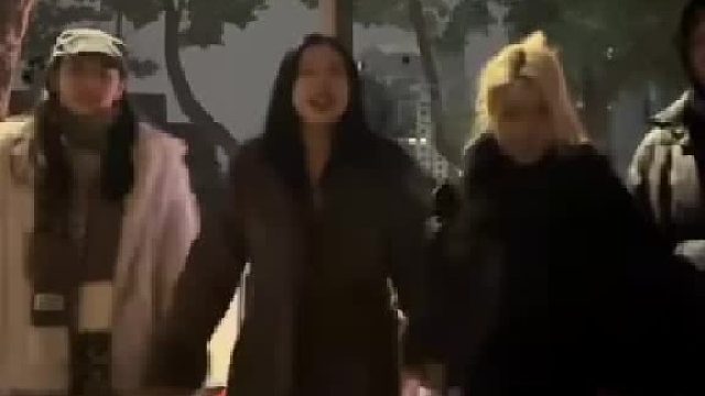 女生和情侣朋友们一起跨年，只有她没有爱的抱抱，结果被意外的拥抱感动到了。