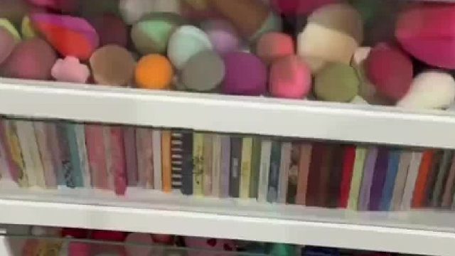 外国小姐姐沉浸式收纳美妆蛋