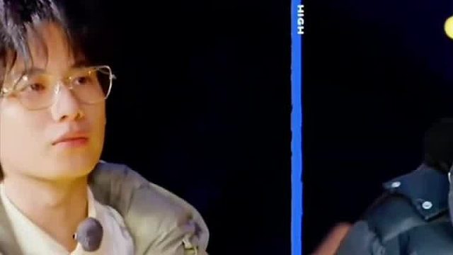 胡先煦：冰哥，都等你吃饭呢！冰哥：不用等我，你们先吃。胡先煦：太咸了，等饭呢！