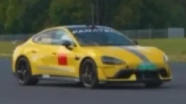 小米 SU7 Ultra 和特斯拉 Model S Plaid，封闭场地进行400米直线加速赛
