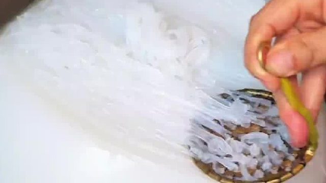 长沙巷子里8元一份的刮凉粉，酸酸辣辣好清爽