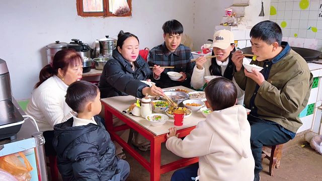 亲戚要来家里做客，媳妇提前做好饭菜，看看如何招待他们