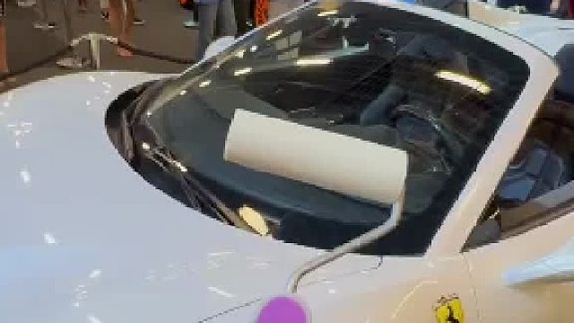 白色法拉利的线条之舞 在摩纳哥的一场活动上，我用法国传统的“Meudon白粉”在一辆白色法拉利上即兴作画。 这种粉末是可擦的，不会伤害车漆，但却能留下短暂的艺术