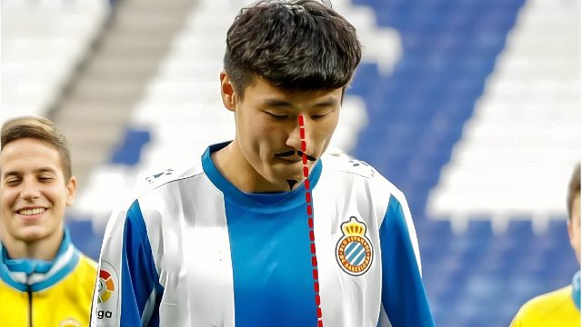 啥水平？武磊训练玩花活：胯下运球屁股停球用头投篮！