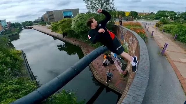 极限跳跃挑战，谁能隔着护栏跳到管道上面站稳，就挑战成功