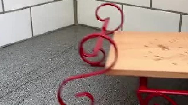 外国小哥哥准备圣诞主题的零食角  体验