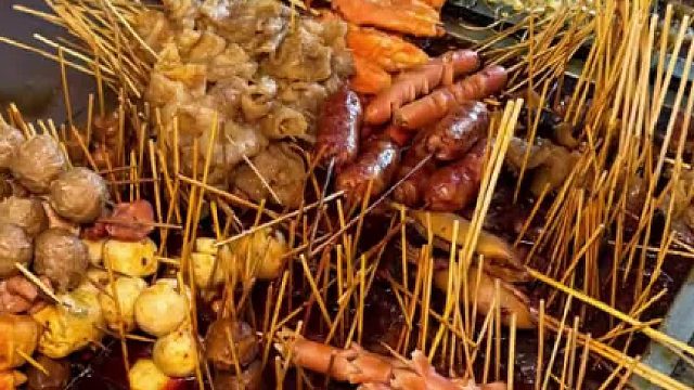 南昌街头的老式爆辣水煮，100多种菜品自选