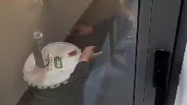 当媳妇不让老公在车里待着，于是专门留了一块地给老公