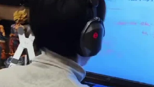 儿子放学回到家，就和同学在线聊起学习，妈妈欣慰藏不住了