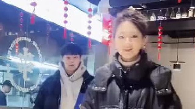 闺蜜和女子喝酒时把她儿子喊来帮忙，女子不甘示弱喊来女儿来帮忙