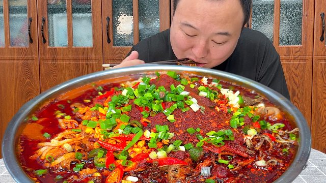 谁懂啊！冬天的快乐全是这锅热辣冒菜给的，红油裹满食材的快乐