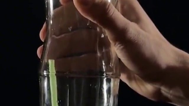 外国小哥哥展示不同方法倒空一瓶水，看看哪种方法是最快的