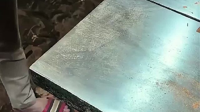 没想到一块普通木板在经过师傅一番简单打造，价值瞬间翻了几十倍