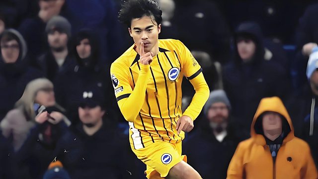 太溜了！日本三球王攻破曼城：内切晃过防守穿裆贴地斩