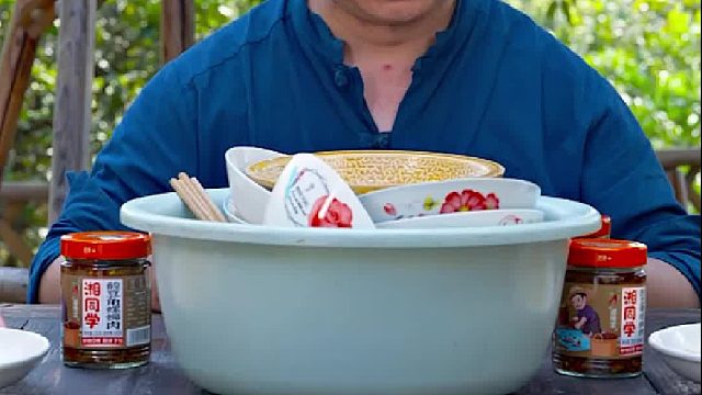 你们猜猜今天轮到谁洗碗