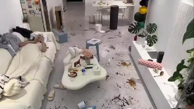 震惊：一男子辛苦劳累照顾在床上瘫痪妻子