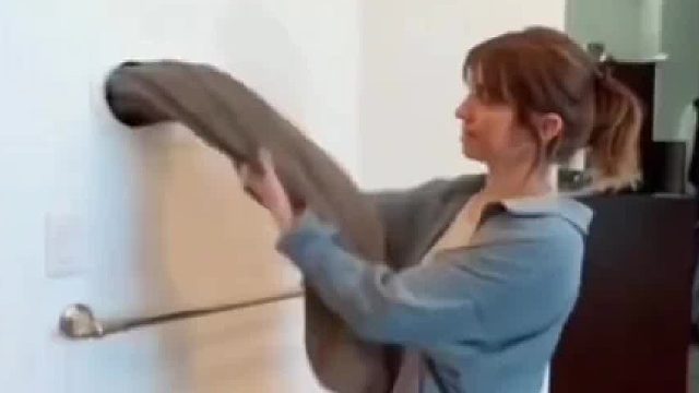 家里装有衣服传送设备就不用来回跑腿了