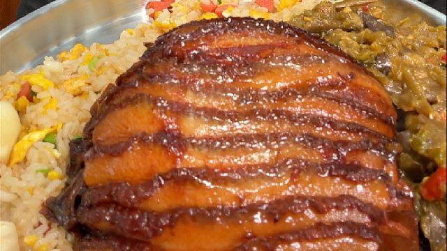 简单吃个扣肉配点炒饭，超满足。