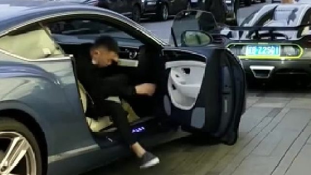从宾利副驾下来的富少居然看都不看一眼前面的科尼塞克神车