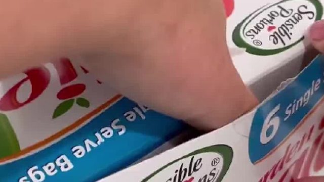 外国小姐姐补货，今天是零食专场，谁不想拥有这样一个零食柜呢  体验