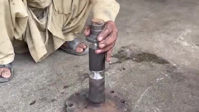 巴铁师傅修复卡车半轴