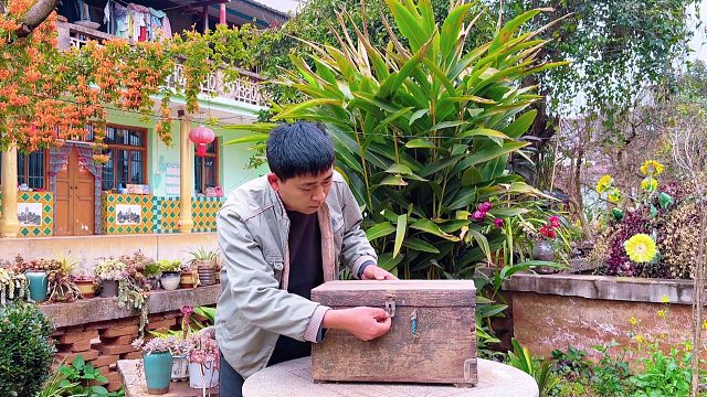 奶奶去世前留给孙子一个木箱子，打开后全是奶奶对孙子的爱