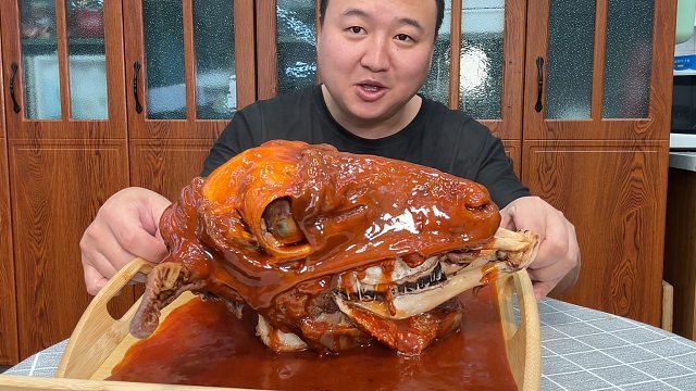 颈椎落枕了，简单吃个羊头吧。