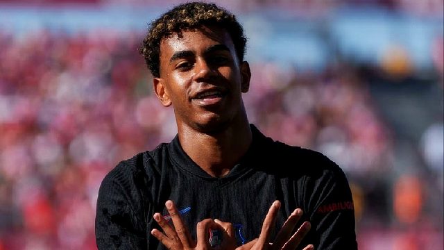 文武双全！16岁亚马尔“武”能过人如梅西，“文”能伏案做作业