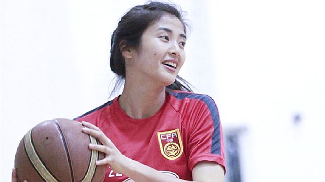 颜值PK！中韩女足2大美女：赵丽娜与李玟娥罕见同框冲突