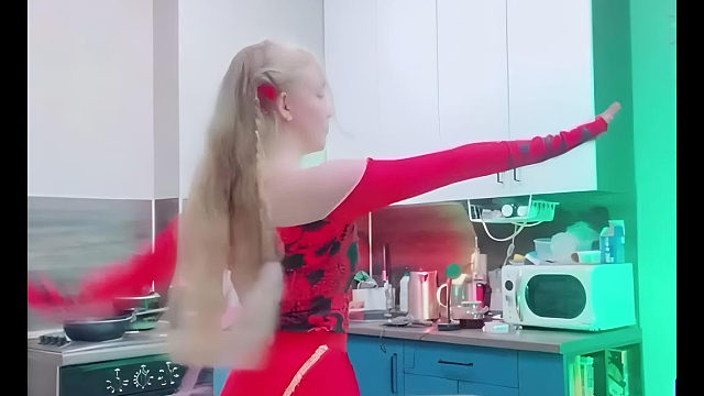 俄罗斯姑娘才艺表演24.02.10_居家跳舞(二丫)01