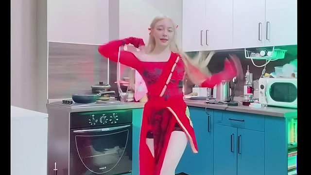 俄罗斯姑娘才艺表演24.02.10_居家跳舞(二丫)05