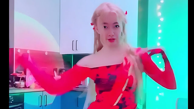 俄罗斯姑娘才艺表演24.02.10_居家跳舞(二丫)09