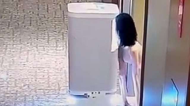 看懂了，好像房间有人喊了她这么叼着