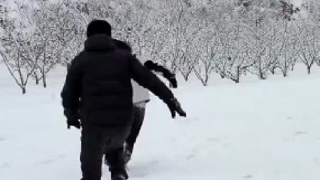 雪地里的搞笑瞬间：丈夫被闺蜜推倒后还顺势打了下屁股
