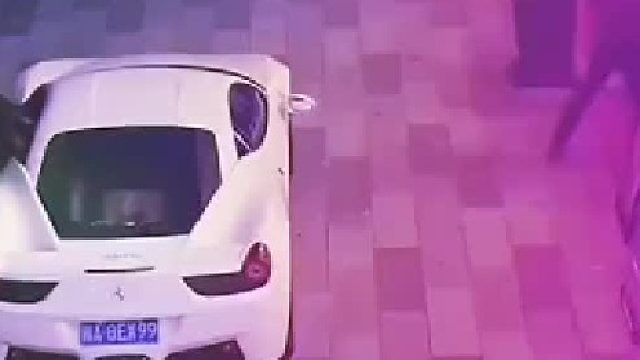 一个法拉利488，一个迈凯伦720