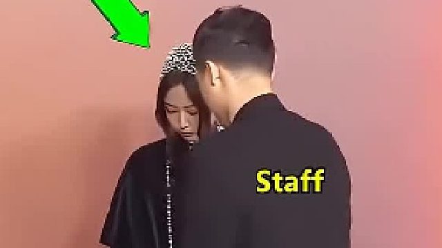 珍妮的表情表明她真的非常不舒服！