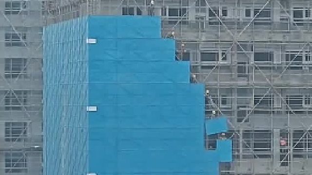 这老板真会省成本，12个人拆外网，一个吊机能要多少