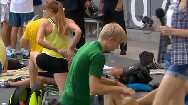 来看看高水平运动员赛前是如何放松热身的吧