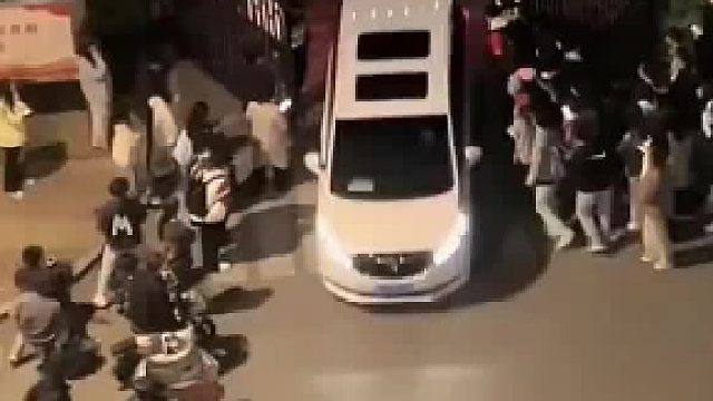 保安也够意思的，那么多都进去了，还在乎这两个