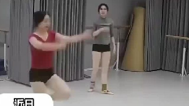 女生练习侧空翻忘记用手撑 意外解锁_空手翻_圣体 网友：功到自然成是苦练的结果