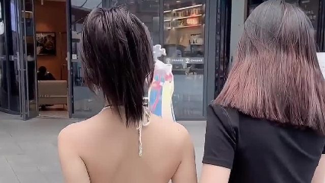 这是贴的创可贴出门嘛